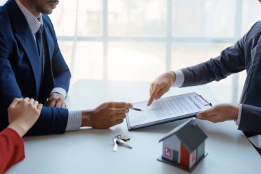 Ev ve arazi satın almak için gayrimenkul firmaları, evi satıp kredi anlaşması yaptıktan sonra anahtarları ve evleri çiftlere teslim ediyorlar.