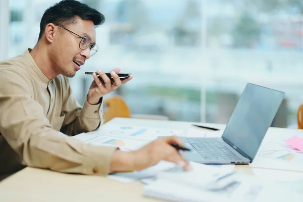 Företagare Eller Asiatiska Manliga Marknadsförare Använder Företagstelefoner Miniräknare Och Datorer — Stockfoto