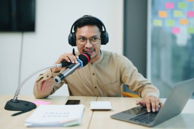 Podcast, sosyal medyada iş yatırımları ve finansal planlamayla ilgili danışmanlık sektörü, yeni girişimcilere ilham veriyor. KME kavramı.