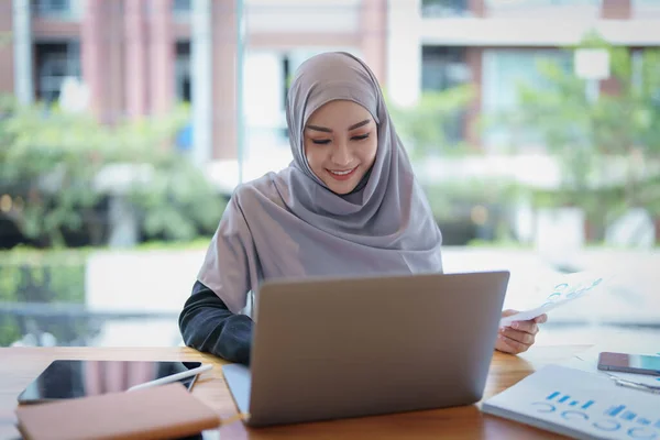사무실에서 일하는 컴퓨터와 문서를 사용하여 아침에 얼굴을 아름다운 이슬람 — 스톡 사진