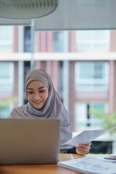 사무실에서 일하는 컴퓨터와 문서를 사용하여 아침에 얼굴을 아름다운 이슬람 — 스톡 사진