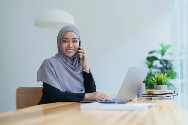Красивая Мусульманка Разговаривает Телефону Компьютером Столе — стоковое фото