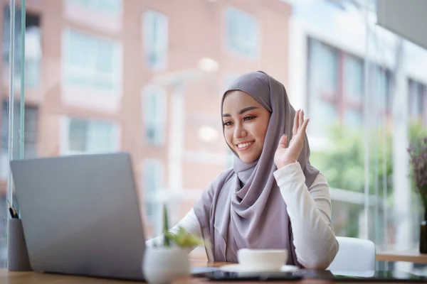 아름다운 이슬람 컴퓨터를 사용하여 비디오 컨퍼런스를 참석자들에게 인사하는 — 스톡 사진