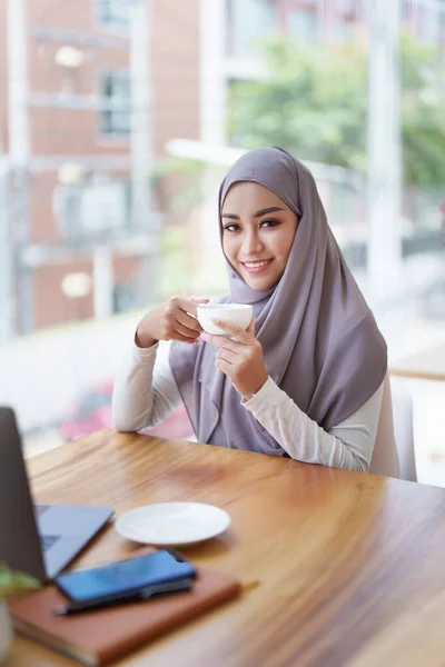 아침에 얼굴을 아름다운 이슬람 커피를 마시고 컴퓨터를 사용하는 — 스톡 사진