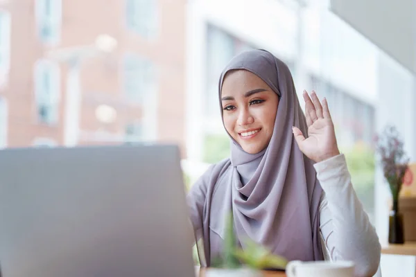 아름다운 이슬람 컴퓨터를 사용하여 비디오 컨퍼런스를 참석자들에게 인사하는 — 스톡 사진