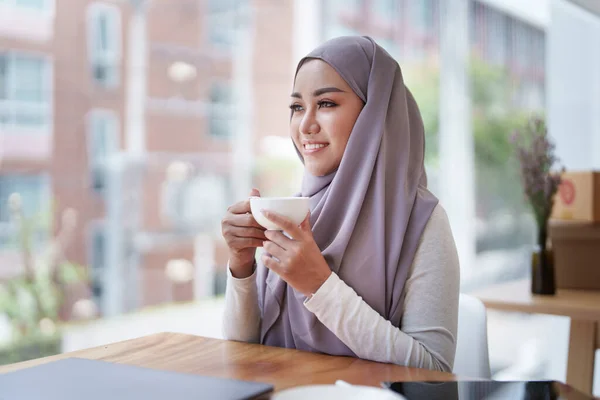 아침에 얼굴을 아름다운 이슬람 커피를 마시고 컴퓨터를 사용하는 — 스톡 사진