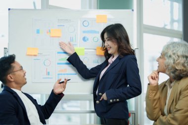 Asyalı girişimciler ve iş adamları iş planlaması, mali bütçe ve yatırım risk değerlendirmesi konularında bir konferans salonunda bir araya gelerek müşteri gruplarının şirket büyümesini artırmak için analiz ediyorlar..