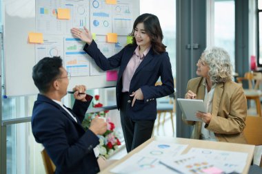 Asyalı girişimciler ve iş adamları iş planlaması, mali bütçe ve yatırım risk değerlendirmesi konularında bir konferans salonunda bir araya gelerek müşteri gruplarının şirket büyümesini artırmak için analiz ediyorlar..