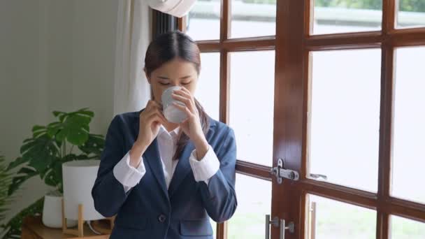 Joven Mujer Negocios Asiática Descansando Sentada Tomando Café Imágenes Alta — Vídeos de Stock