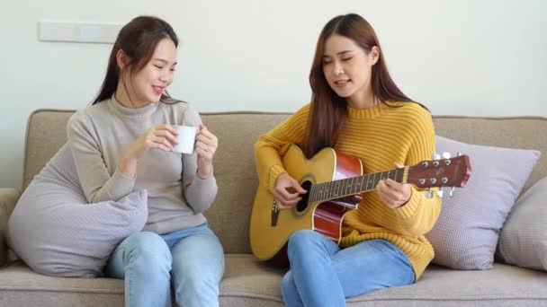 Genç Asyalı Kadın Gitar Çalarak Beynini Rahatlatıyor Stres Yapıyor Yüksek — Stok video