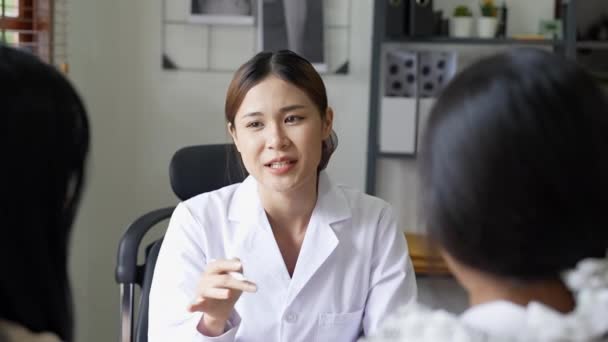Ung Asiatisk Kvinnlig Läkare Ger Konsultation Till Patient Högkvalitativ Film — Stockvideo