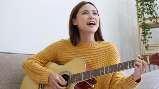 Молодая Азиатка Расслабляет Свой Мозг Стресс Играя Гитаре — стоковое видео