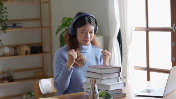 Słodki Student Azjatyckiego College Słuchawkach Robi Rozciąganie Się Relaks Ukończeniu — Wideo stockowe