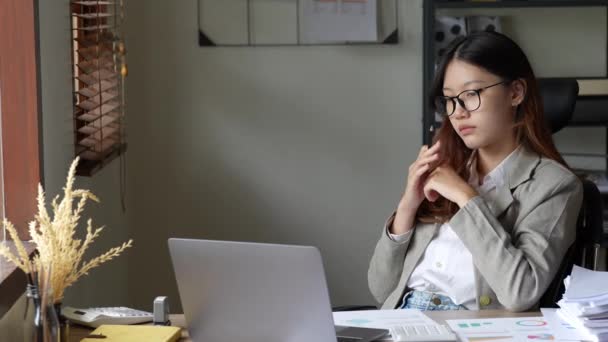 Молодая Азиатская Предпринимательница Бухгалтер Демонстрирует Счастливый Жест Работы Над Финансовым — стоковое видео