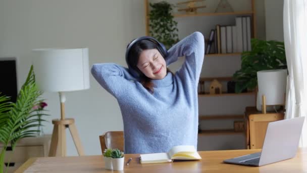 Nette Asiatische College Studentin Mit Kopfhörern Die Stretching Macht Sich — Stockvideo