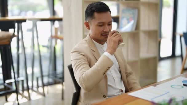 Retrato Homem Negócios Asiático Bebendo Café Enquanto Trabalhava Com Computador — Vídeo de Stock