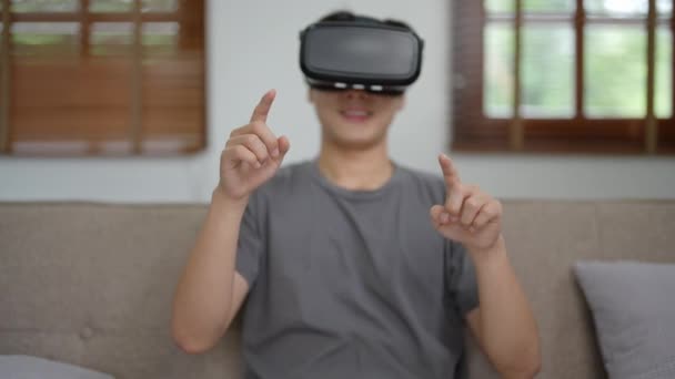 Conceptos Metaversos Hombre Con Gafas Pasa Dedo Por Realidad Virtual — Vídeo de stock