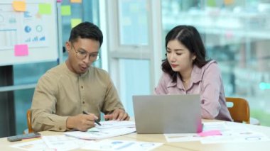 Takım pazarlama acenteleri ile planlama müdürü ve planlama finans memurları gelir hedef yatırım mali beyan toplantısı önemli belgeleri analiz etmek için kullanarak şirket ile toplantı. Yüksek