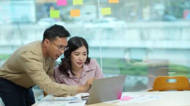 Takım pazarlama acenteleri ile planlama müdürü ve planlama finans memurları gelir hedef yatırım mali beyan toplantısı önemli belgeleri analiz etmek için kullanarak şirket ile toplantı. Yüksek