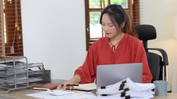 Företagare Eller Asiatiska Kvinnliga Marknadsförare Använder Miniräknare För Att Beräkna — Stockvideo