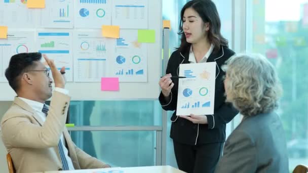 Planning Manager Mit Team Unternehmen Marketing Agenturen Und Planning Finance — Stockvideo
