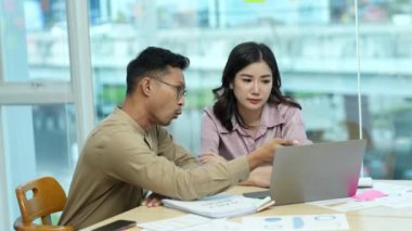 Takım pazarlama acenteleri ile planlama müdürü ve planlama finans memurları gelir hedef yatırım mali beyan toplantısı önemli belgeleri analiz etmek için kullanarak şirket ile toplantı. Yüksek