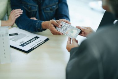 Banka kredi memuru krediyi bir erkek işletme sahibinin ipotekli konut kredisini kullanarak sigorta kontratına girmesi üzerine serbest bıraktı..