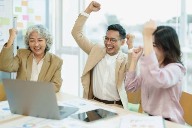 Girişimciler ve bir grup Asyalı girişimci pazarlama planlamasında başarılı olmaktan memnuniyet duyuyorlar. Hedef kümeyi başarıyla aştı. Alınan ikramiyeler ve iyi maaş.