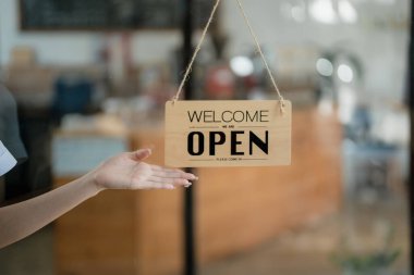 Başlangıçta başarılı olan küçük işletme sahibi, elinde tabletle kafede duran, Asyalı esmer kadın kafe sahibi, girişimci iş adamı konsepti..