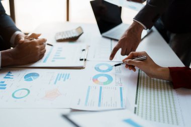 Toplantı odasındaki mali raporda durumu analiz etmek ve tartışmak için takım iş danışmanı toplantısı. Belgeler, hesap makinesi ve bilgisayar bilgisayarı kullanılıyor.