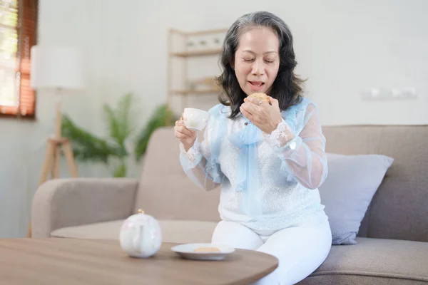 Ritratto Una Donna Asiatica Anziana Che Beve Sano Mentre Mangia — Foto Stock
