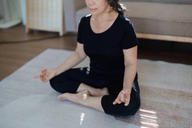 Stres atma, kas gevşemesi, nefes egzersizleri, egzersiz, meditasyon, yoga yaparak vücudunu rahatlatan genç Asyalı kadın portresi.