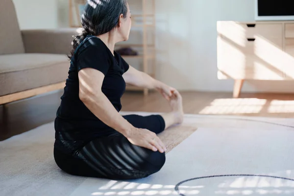 Stressabbau Muskelentspannung Atemübungen Bewegung Meditation Porträt Einer Jungen Asiatin Die — Stockfoto