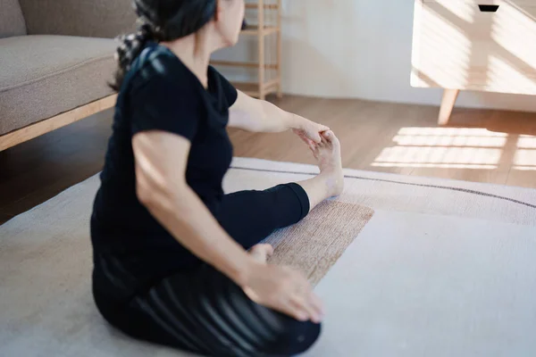 通过练习瑜伽减轻压力 放松肌肉 描绘年轻亚洲女子的身体 — 图库照片