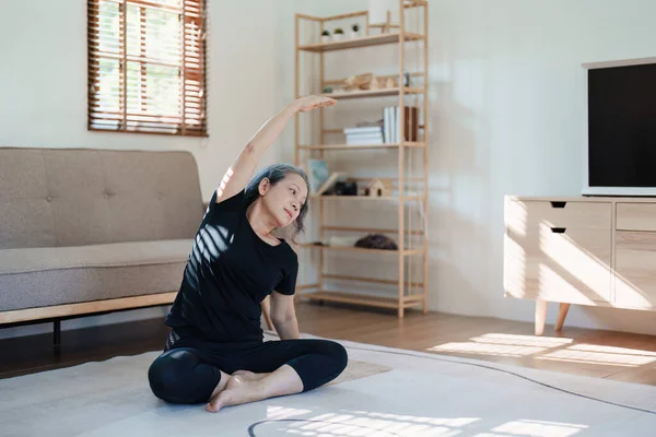 Stressabbau Muskelentspannung Atemübungen Bewegung Meditation Porträt Einer Jungen Asiatin Die — Stockfoto