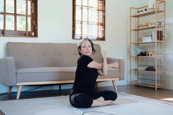 通过练习瑜伽减轻压力 放松肌肉 描绘年轻亚洲女子的身体 — 图库照片