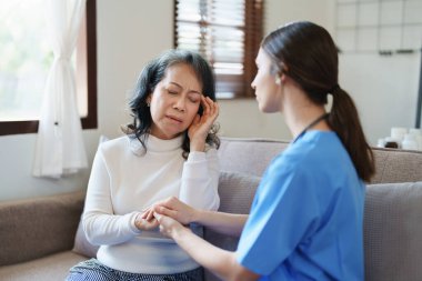 Hastalığa karşı savaşmak için hastaların elini tutan bir kadın doktorun portresi.