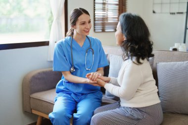 Hastalığa karşı savaşmak için hastaların elini tutan bir kadın doktorun portresi.