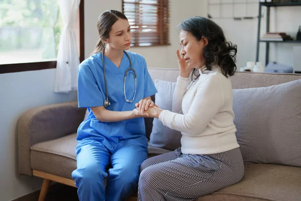 Retrato Uma Médica Segurando Uma Mão Pacientes Para Incentivar Luta — Fotografia de Stock