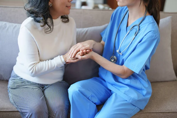 病気との戦いを奨励するために患者の手を握っている女性医師の肖像画 — ストック写真