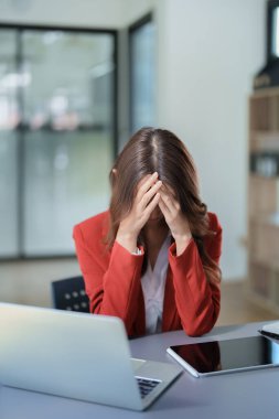 Sme işletme sahibi, bilgisayar ve finansal tabloları kullanan kadın, piyasanın genişletilmesi konusunda endişeli ifade, iş dünyasına yatırım yapma yeteneğini artırmak için.