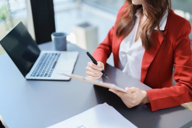 Finansal, Planlama, Pazarlama ve Muhasebe, Asyalı çalışanın portresi Mali durumları kontrol eden Belgeler ve bilgisayar kullanarak..