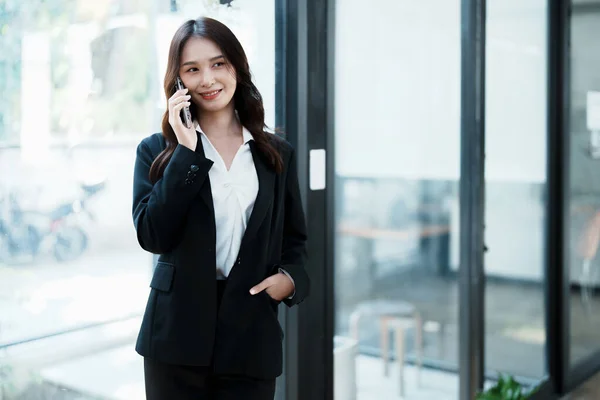 Ondernemer Aziatische Vrouwelijke Marketeers Zijn Met Behulp Van Zakelijke Telefoons — Stockfoto