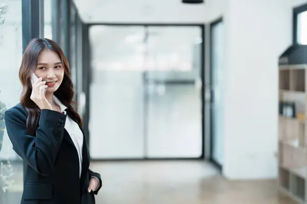 Ondernemer Aziatische Vrouwelijke Marketeers Zijn Met Behulp Van Zakelijke Telefoons — Stockfoto