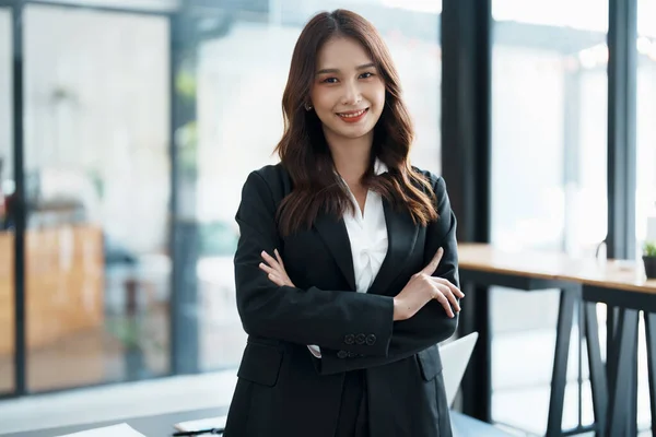 Porträtt Kvinnlig Företagare Visar Glad Leende Ansikte Som Han Har — Stockfoto
