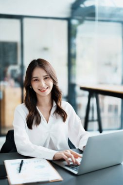 İş yerinde bilgisayarla çalışan bir iş kadınının portresi..