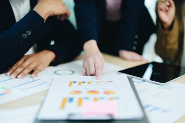 Asyalı girişimciler ve iş adamları iş planlaması, mali bütçe ve yatırım risk değerlendirmesi konularında bir konferans salonunda bir araya gelerek müşteri gruplarının şirket büyümesini artırmak için analiz ediyorlar..