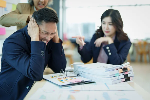Das Bild Eines Asiatischen Männlichen Mitarbeiters Der Besorgt Und Traurig — Stockfoto