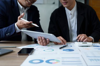 Savaşan ülkelerin etkisi kavramı, erkek ekonomistler üretim ve yatırım stratejilerini mevcut duruma ayarlamak için pazarlama personeli veya muhasebecilerle istişare etmek üzere tabletler kullanıyorlar..