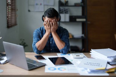Sme işletme sahibinin portresi, bilgisayar ve finansal tabloları kullanan adam piyasanın genişletilmesi konusunda endişeli ifade, iş dünyasına yatırım yapma yeteneğini artırmak için..